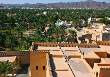 نمای بالا از قلعه و شهر نیزوا عمان