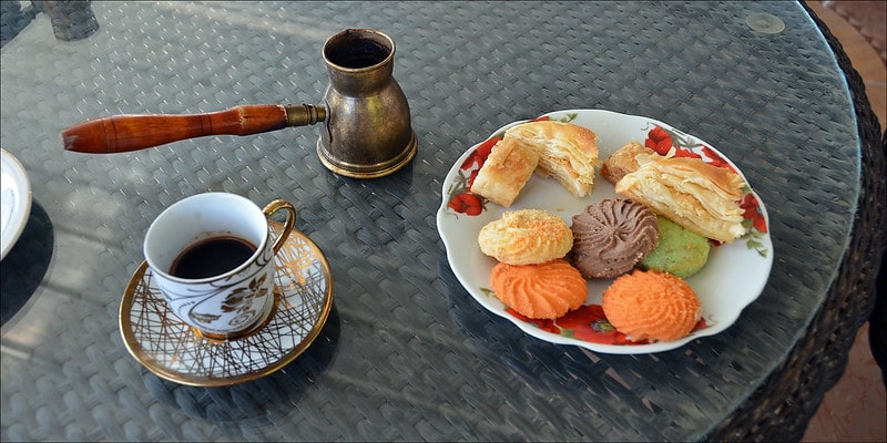 لذت خوردن شیرینی‌های عمانی همراه با قهوه اصیل عمانی