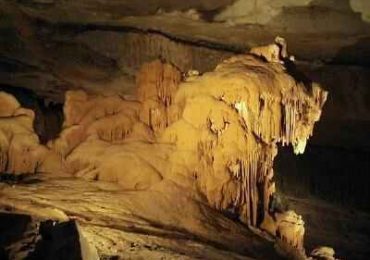 نمای داخلی غار الهوتا در کشور عمان