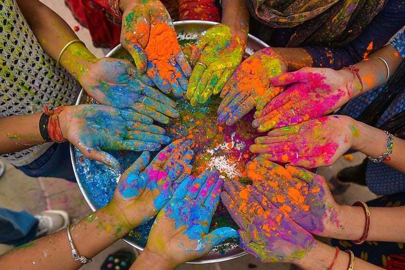 رنگی کردن دستها در فستیوال هولی