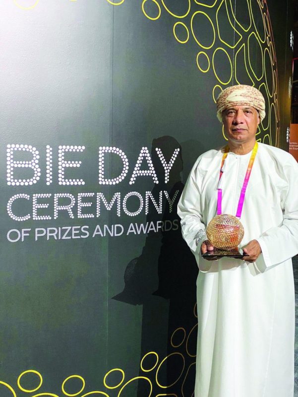 محسن بن خمیس البلوشی هنگام دریافت جایزه پاویون عمان در اکسپو 2020 دبی